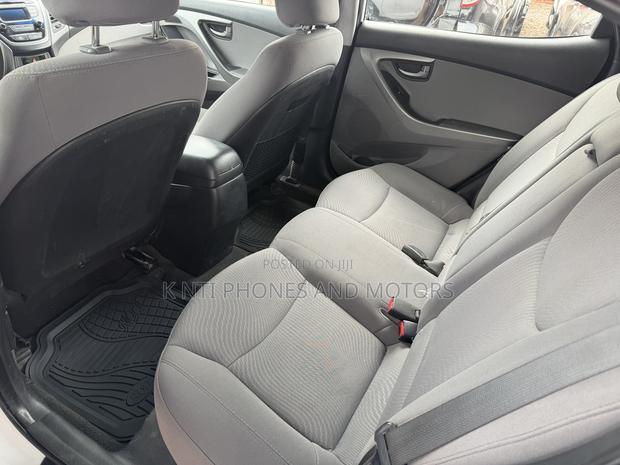 Hyundai Elantra SE Sedan FWD (1.8L 4cyl 6A) 2016 White