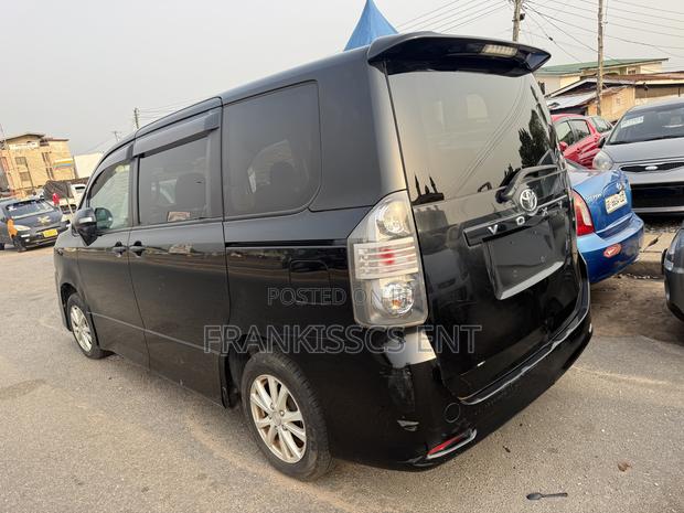 Toyota HiAce 2011 Black
