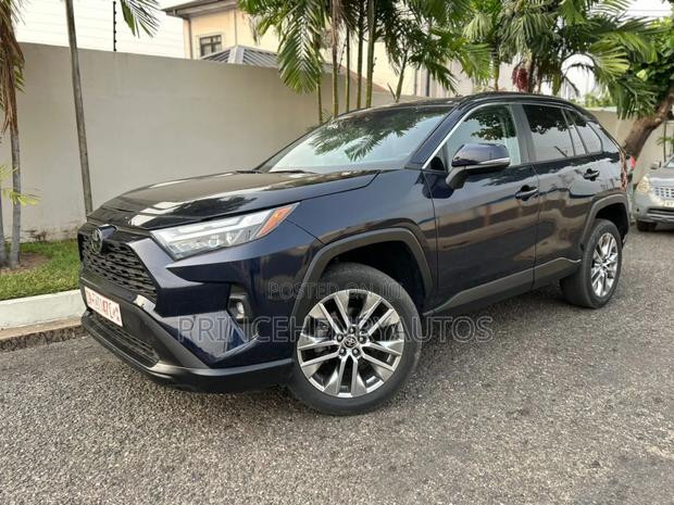 Toyota RAV4 XLE Premium 2022 Blue