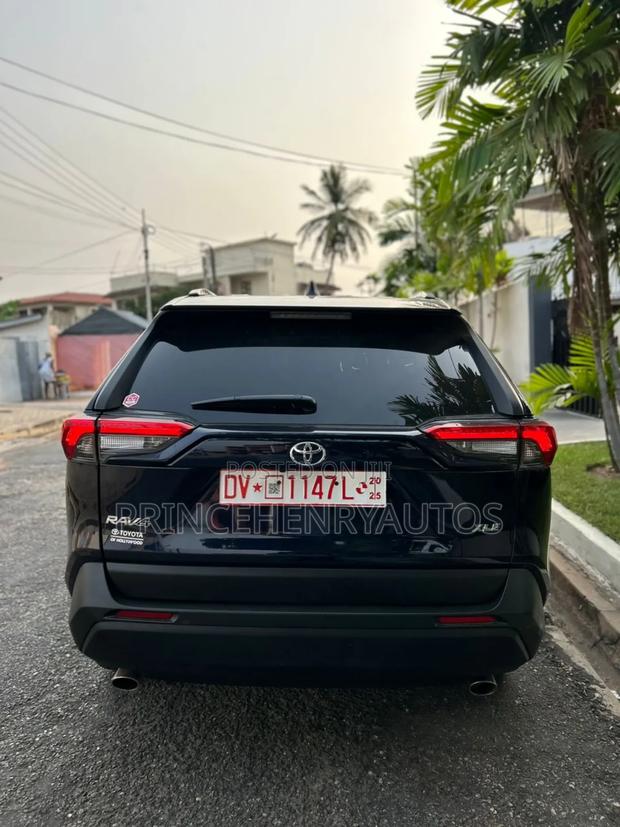Toyota RAV4 XLE Premium 2022 Blue