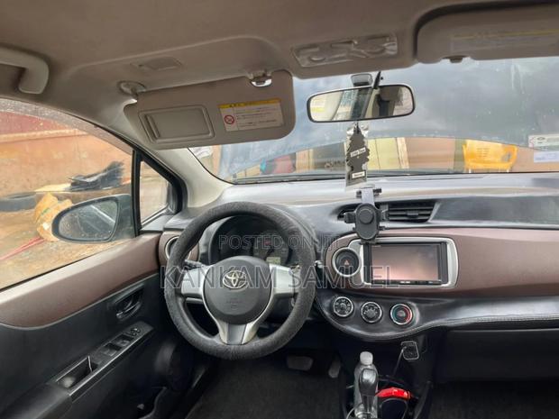 Toyota Vitz 1.3 AWD 5dr 2012 Black