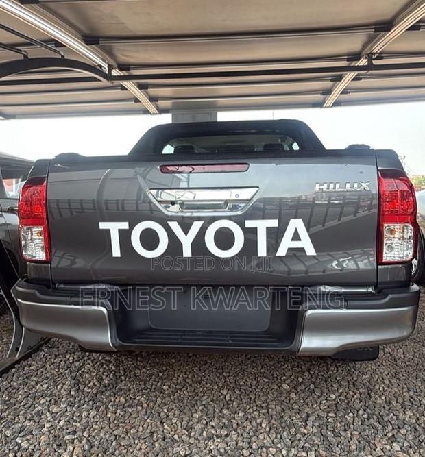 New Toyota Hilux 2025 Silver