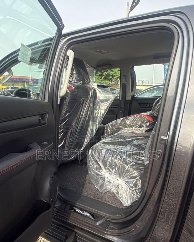 New Toyota Hilux 2025 Silver