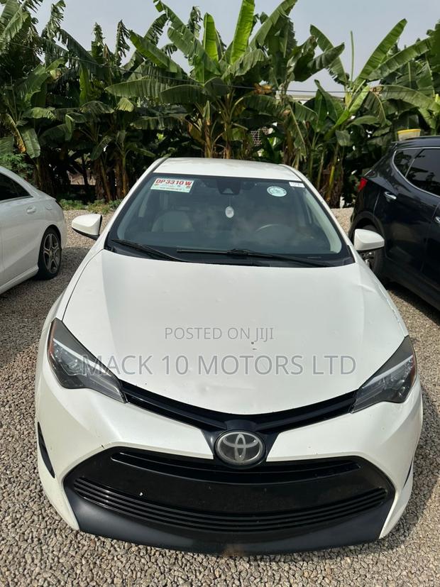 Toyota Corolla LE (1.8L 4cyl 2A) 2018 White