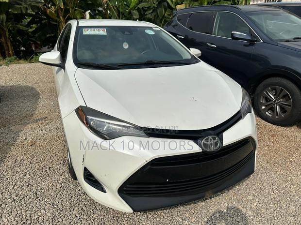 Toyota Corolla LE (1.8L 4cyl 2A) 2018 White