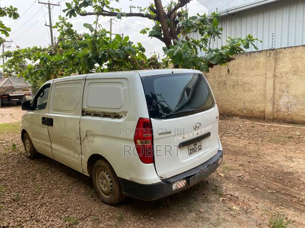 Hyundai H1 2.4 GLS 2012 White