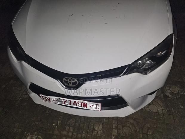 Toyota Corolla LE Premium 4dr Sedan (1.8L 4cyl CVT) 2016 White