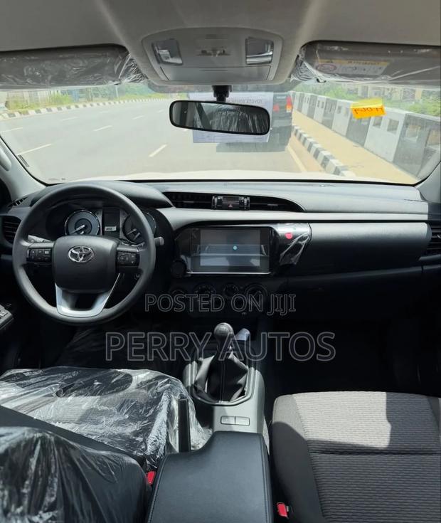 New Toyota Hilux 2023 White