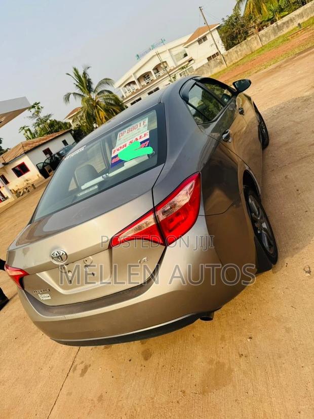 Toyota Corolla L (1.8L 4cyl 2A) 2018 Gray