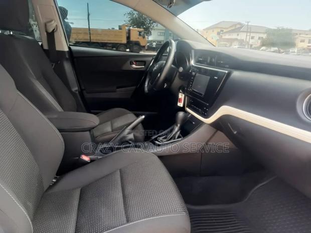 Toyota Corolla SE (1.8L 4cyl 2A) 2018 Silver