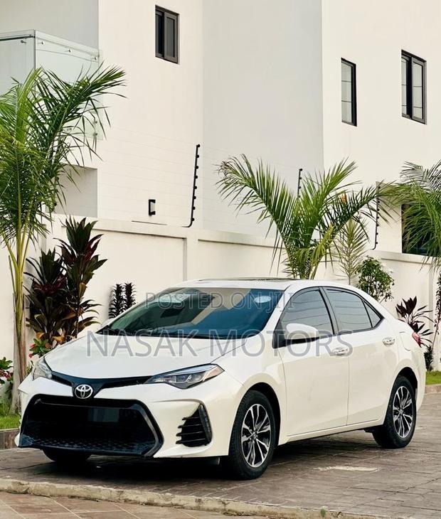 Toyota Corolla XLE (1.8L 4cyl 2A) 2018 White
