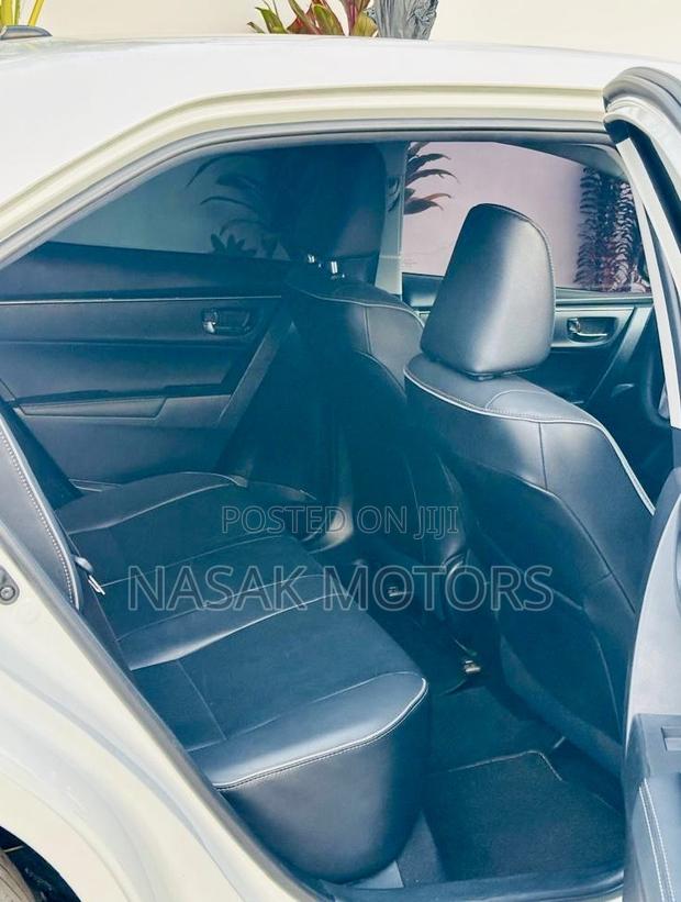 Toyota Corolla XLE (1.8L 4cyl 2A) 2018 White