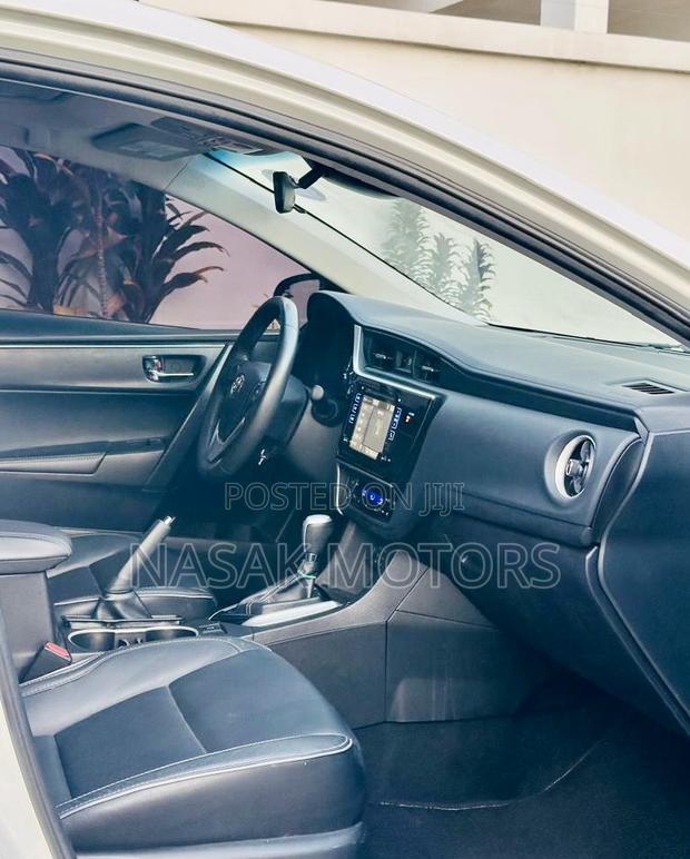 Toyota Corolla XLE (1.8L 4cyl 2A) 2018 White