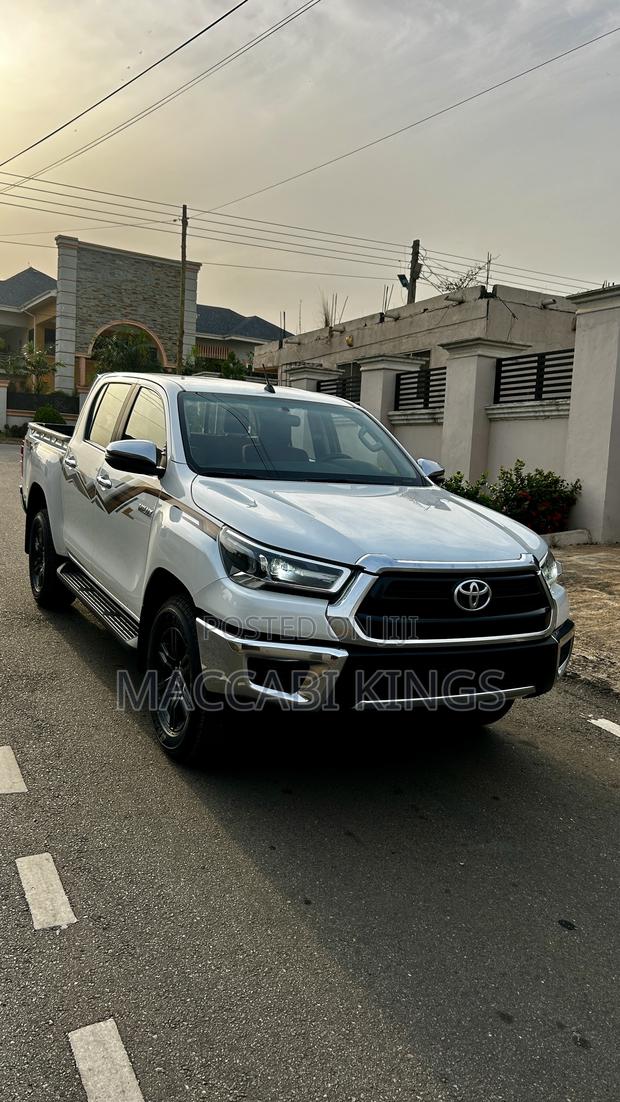Toyota Hilux 2024 White