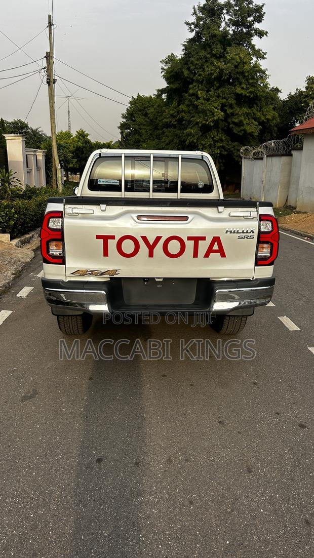 Toyota Hilux 2024 White