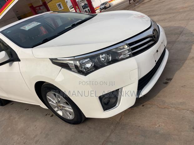 Toyota Corolla LE 4dr Sedan (1.8L 4cyl CVT) 2016 White