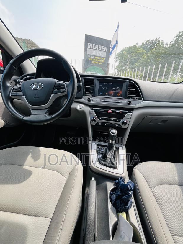Hyundai Elantra SE Sedan FWD (2.0L 4cyl 6M) 2017 Red