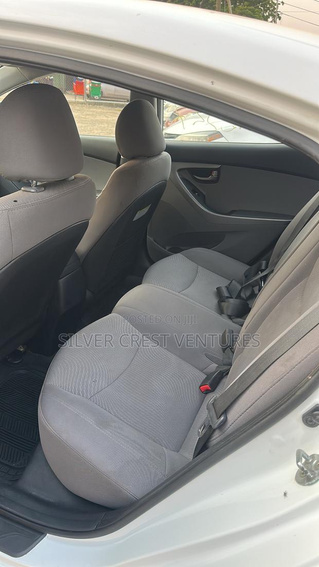 Hyundai Elantra SE Sedan FWD (1.8L 4cyl 6M) 2016 White