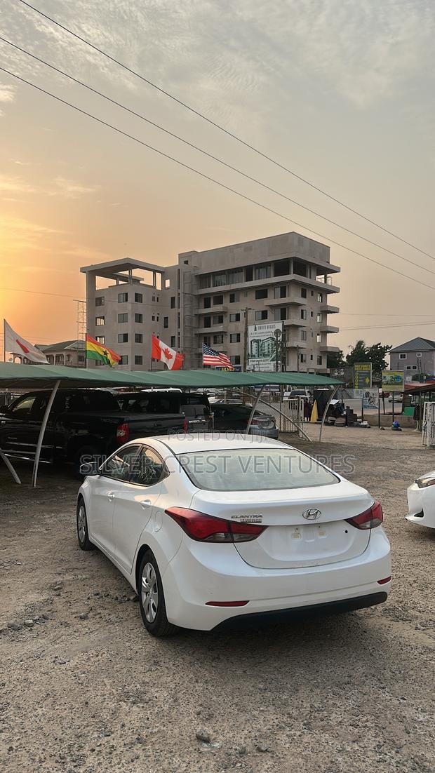 Hyundai Elantra SE Sedan FWD (1.8L 4cyl 6M) 2016 White