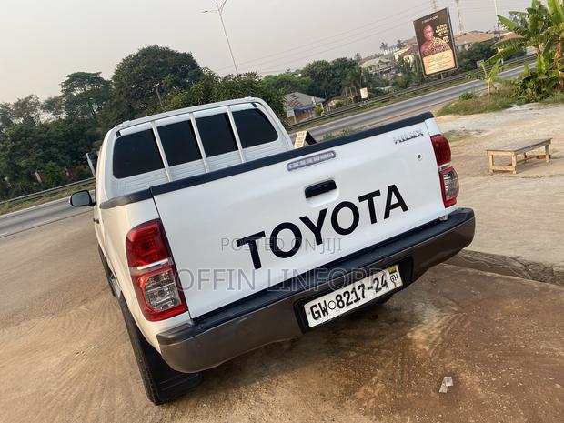Toyota Hilux 2.5 D-4D 4X4 SRX 2010 White