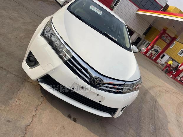 Toyota Corolla LE 4dr Sedan (1.8L 4cyl CVT) 2016 White
