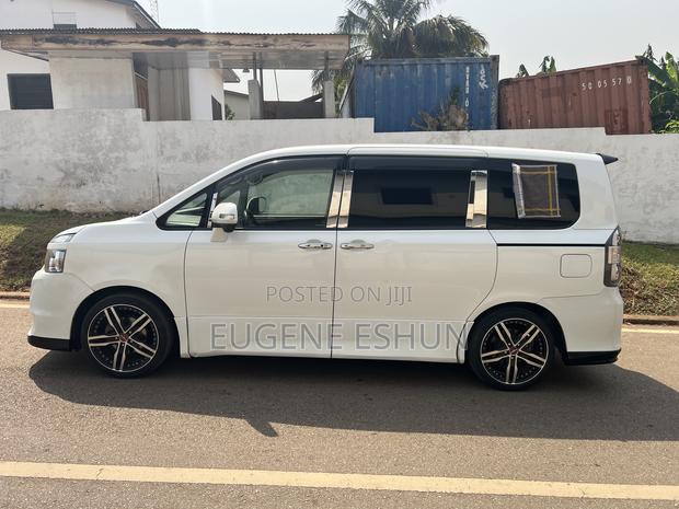Toyota Voxy 2009 White