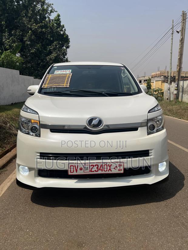Toyota Voxy 2009 White