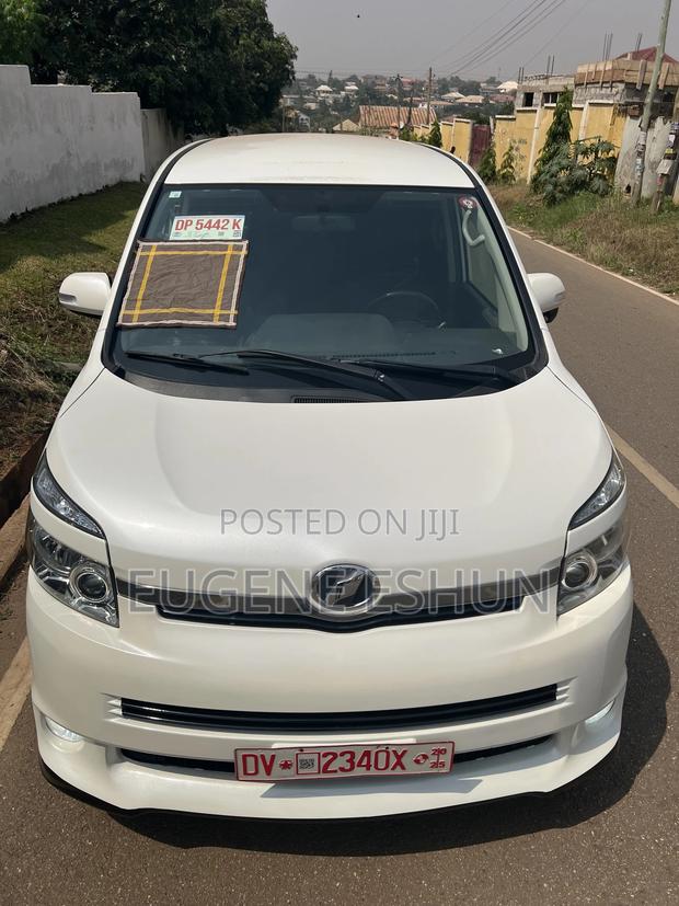 Toyota Voxy 2009 White
