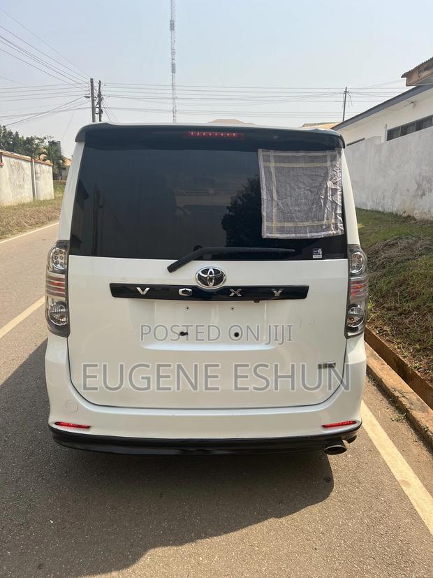 Toyota Voxy 2009 White