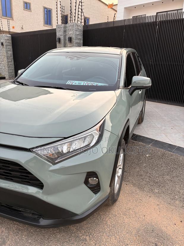 Toyota RAV4 XLE 2021 Gray
