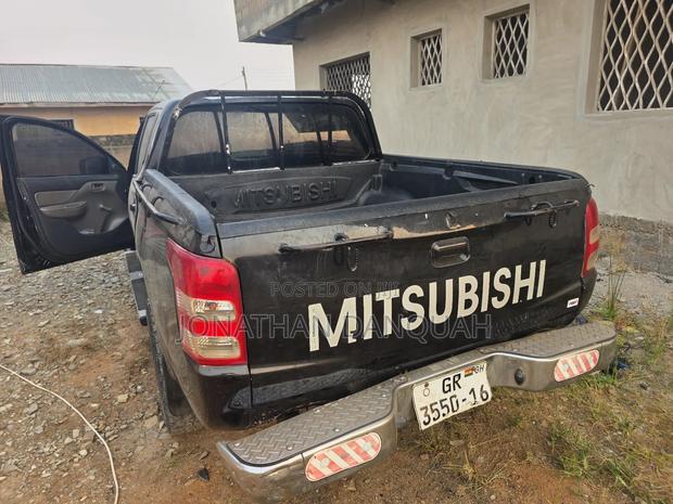Mitsubishi L200 Double Cab 2.5 180hp 4WD 2015 Black