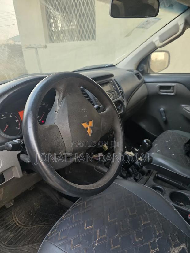 Mitsubishi L200 Double Cab 2.5 180hp 4WD 2015 Black