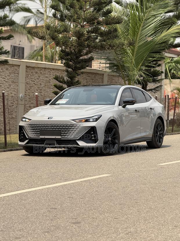Changan UNI-V 1.5 Petrol FWD 2023 Silver