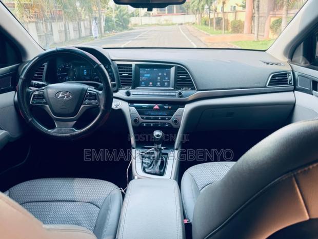 Hyundai Elantra SE Sedan FWD (2.0L 4cyl 6M) 2017 Red
