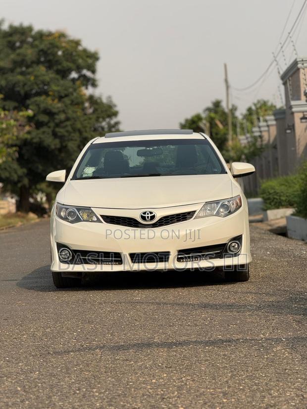 Toyota Camry SE 4dr Sedan (2.5L 4cyl 6A) 2014 White