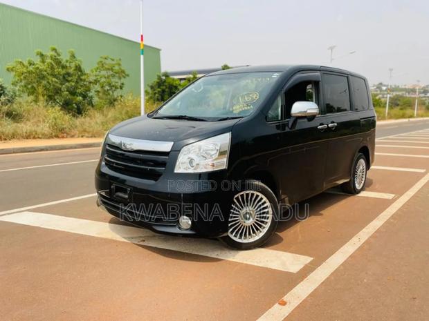 Toyota Noah 2012 Black