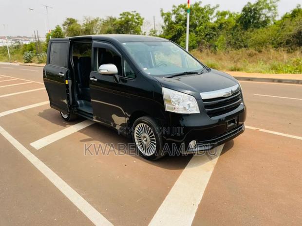 Toyota Noah 2012 Black