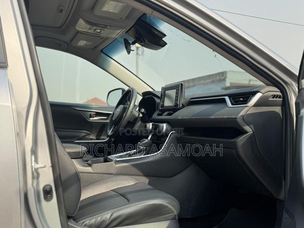 Toyota RAV4 XLE Premium AWD 2019 Silver