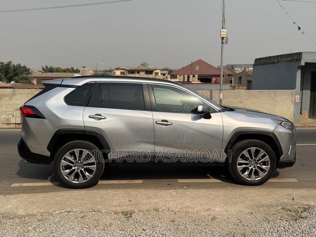 Toyota RAV4 XLE Premium AWD 2019 Silver