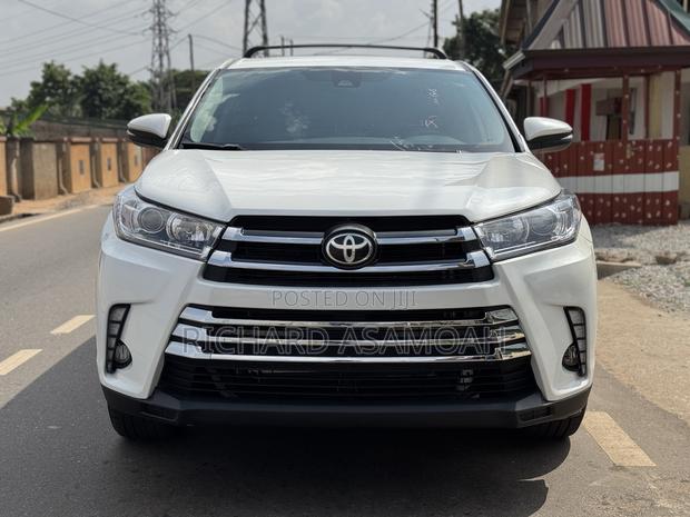 Toyota Highlander LE 4x4 V6 (3.5L 6cyl 8A) 2018 White
