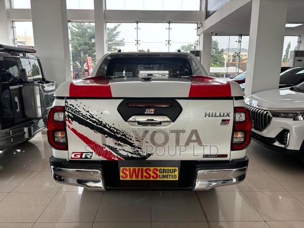 New Toyota Hilux 2025 White