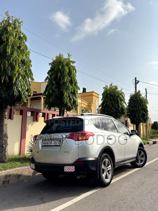 Toyota RAV4 XLE 4dr SUV (2.5L 4cyl 6A) 2015 Gray