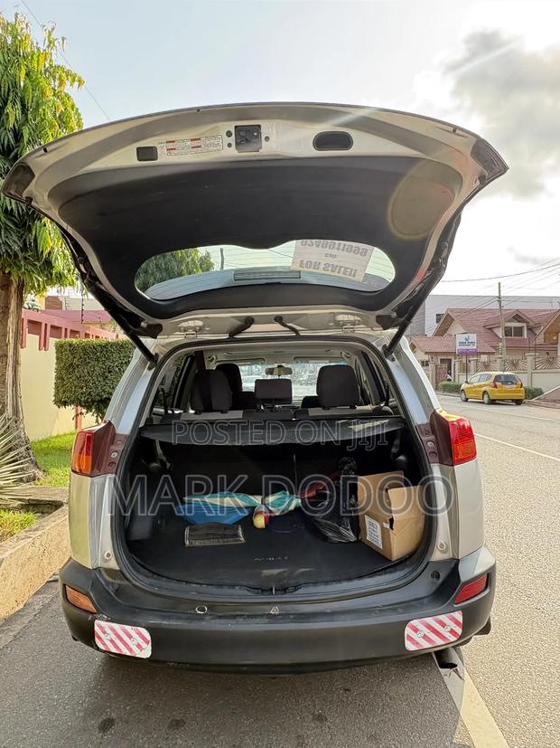 Toyota RAV4 XLE 4dr SUV (2.5L 4cyl 6A) 2015 Gray
