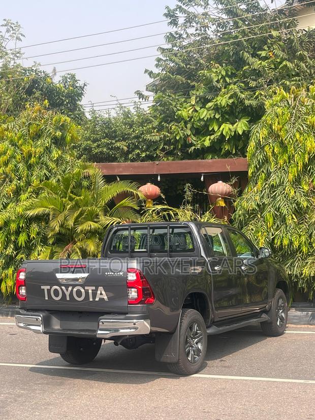 Toyota Hilux 2025 Gray