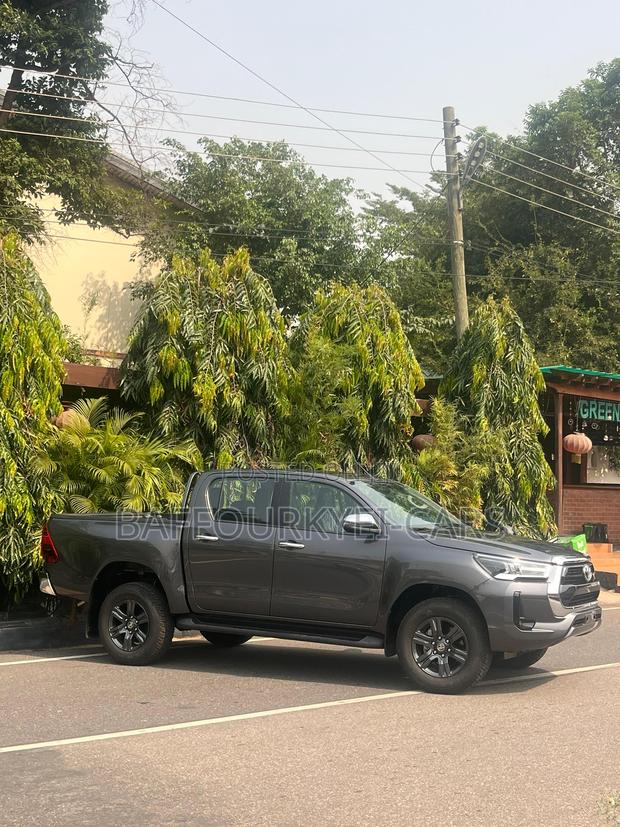 Toyota Hilux 2025 Gray