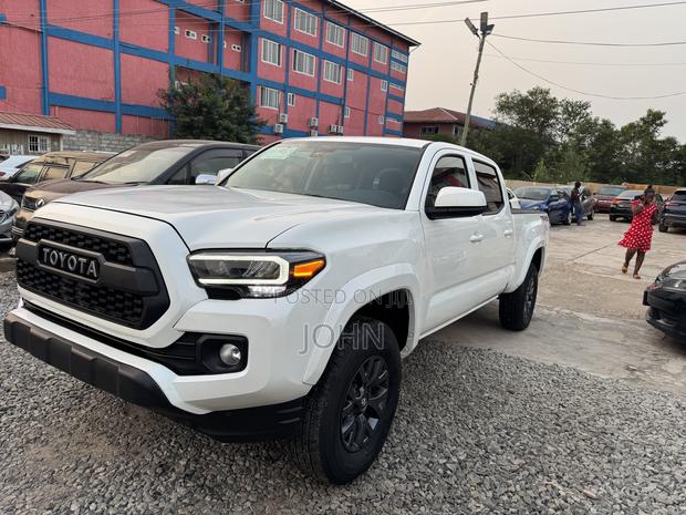Toyota Tacoma 2024 White