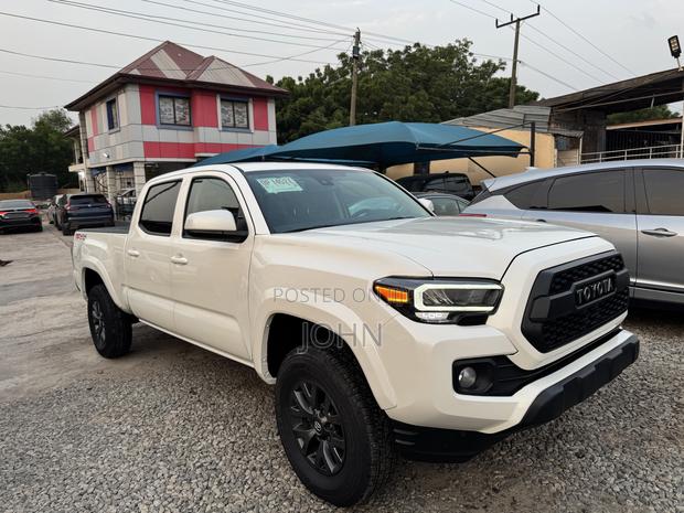 Toyota Tacoma 2024 White