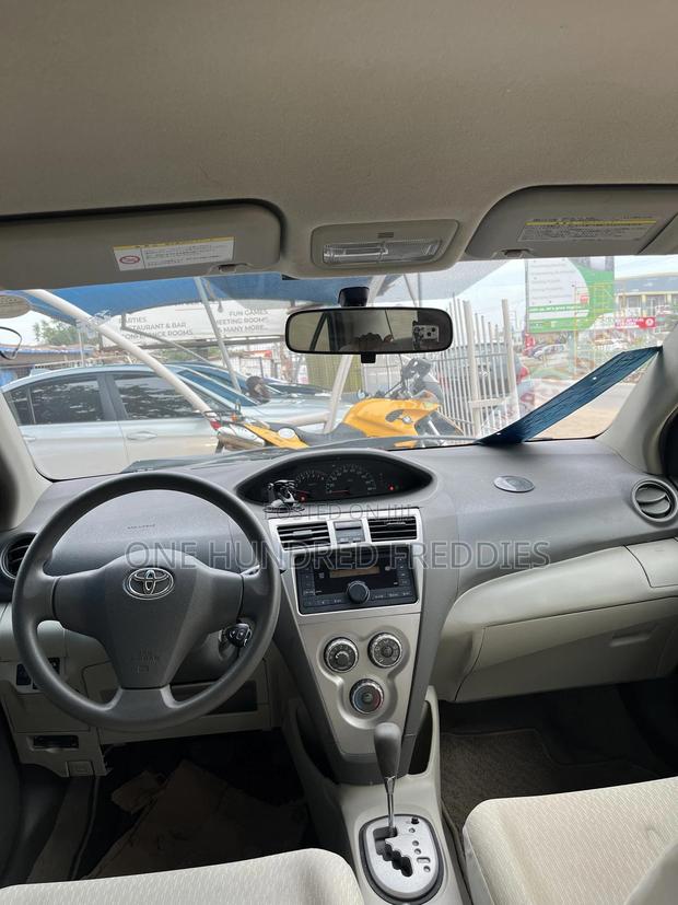 Toyota Belta 2010 Silver