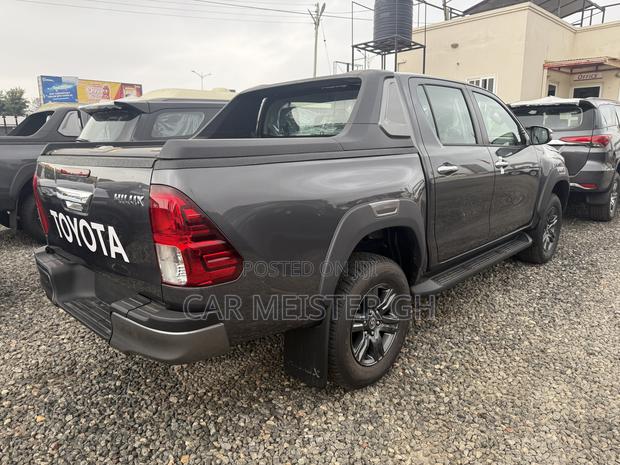 New Toyota Hilux 2025 Silver