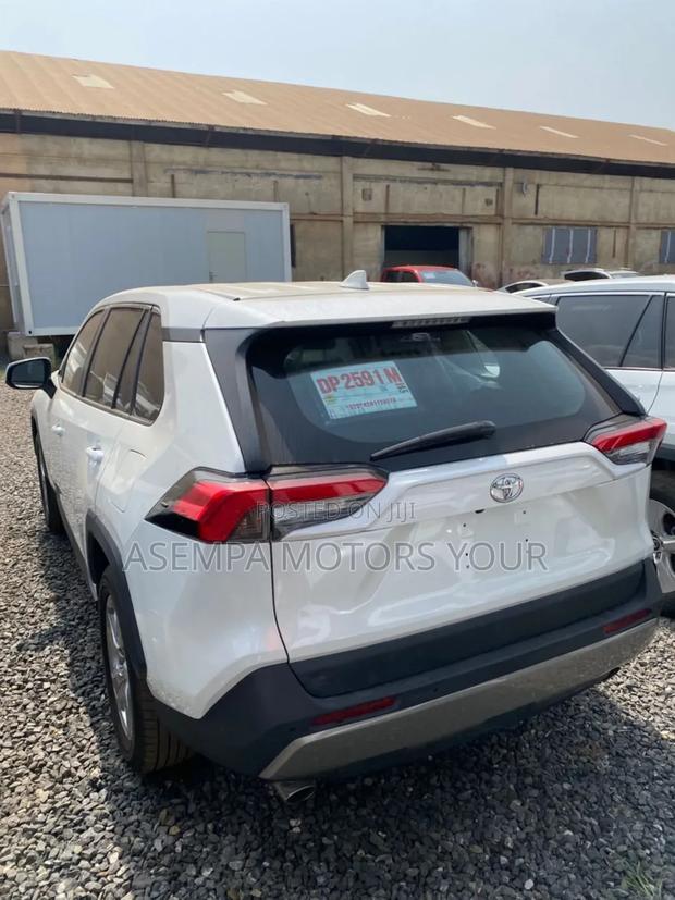 Toyota RAV4 XLE Premium AWD 2023 White